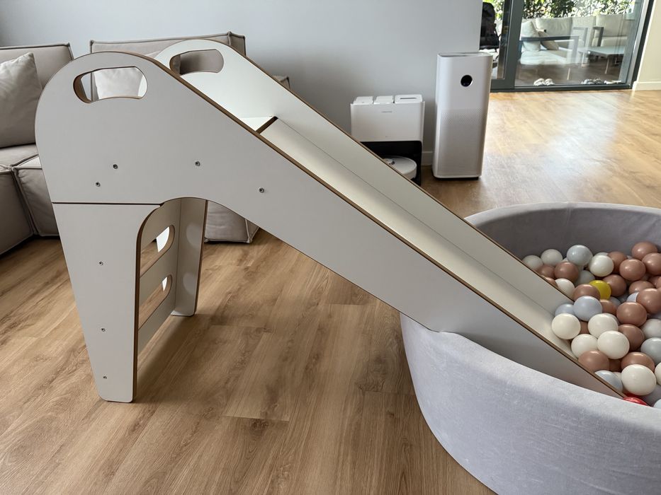 Tobogan cu piscina bile