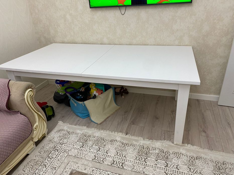 Продам стол белый