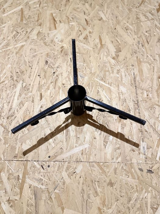 Suport de brad din metal negru