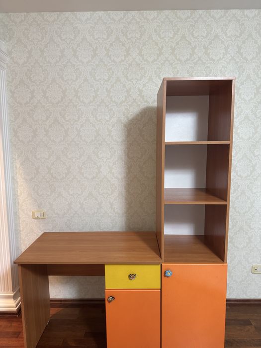 Комплект школьный стол и шкаф