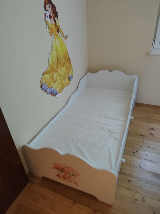 Красиво детско легло (бяло) с чекмедже и стикер на кученца