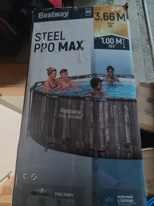 Vând Piscina folosita un an
