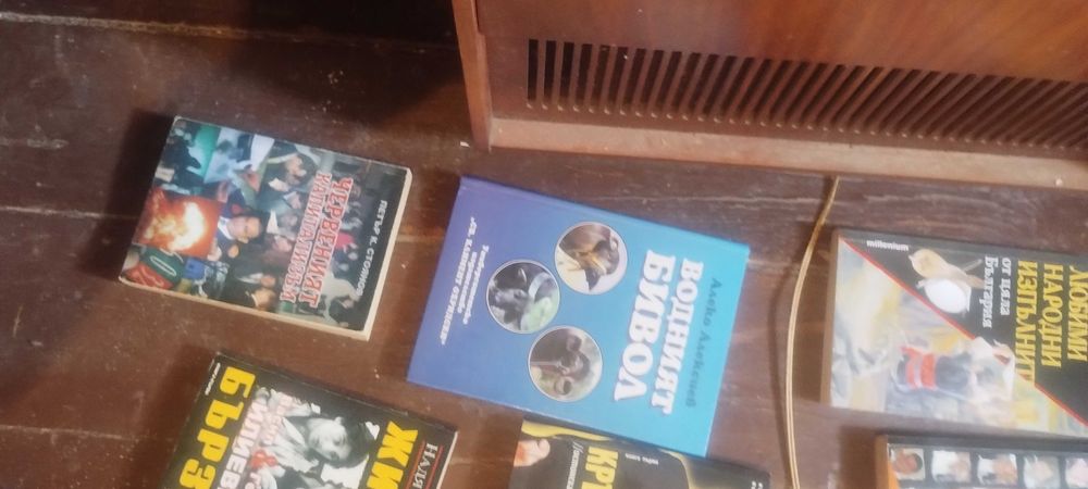 Продавам книги...