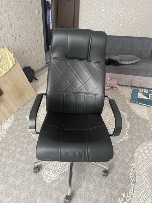 Кожанный кресло бу сатылады