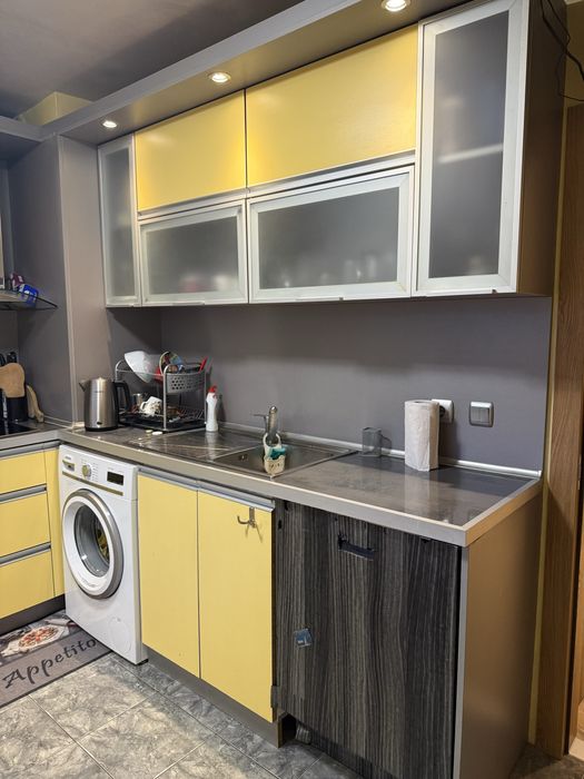 Кухня жълто и  сиво