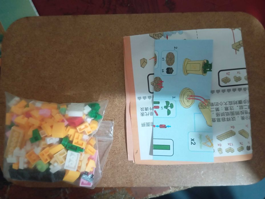 Лего фигурки. Коробка, инструкции и оставшиеся детали в комплекте