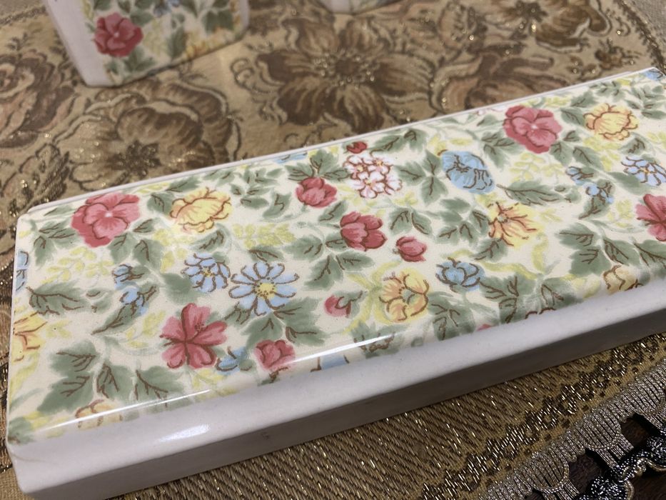 Френски порцеланови вази  за стена или радиатор