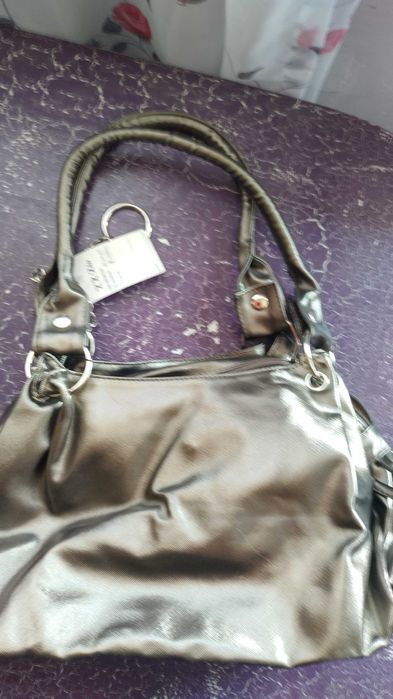 Дамска чанта с къси дръжки