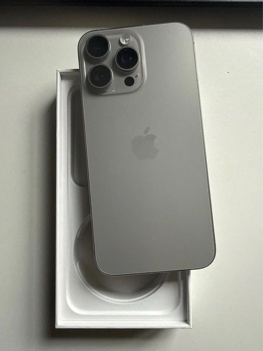 Продаю айфон 15 про макс срочно