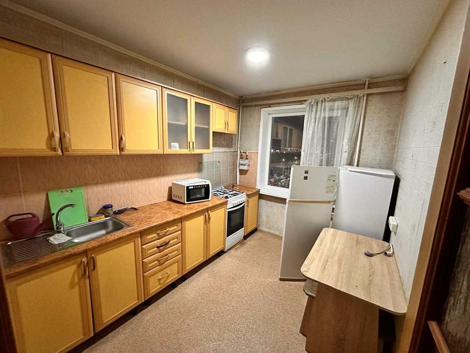 Продам 3-х комн., Достык Мол