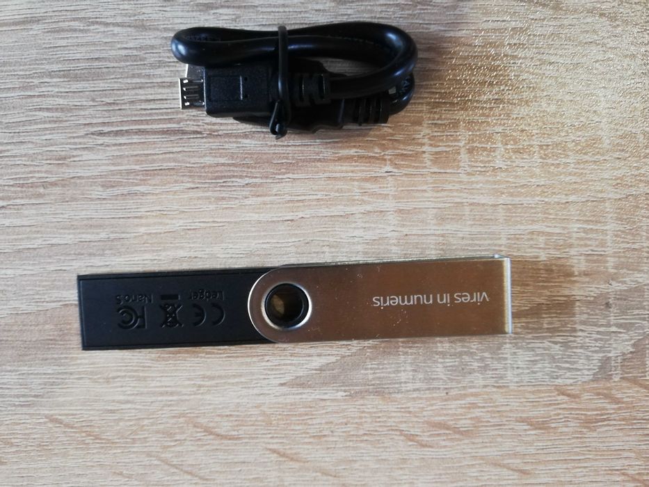 Ledger Nano S крипто портфейл