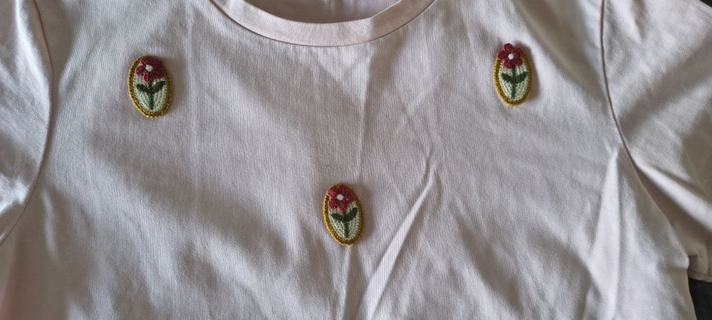 Tricou roz cu decorațiuni florale