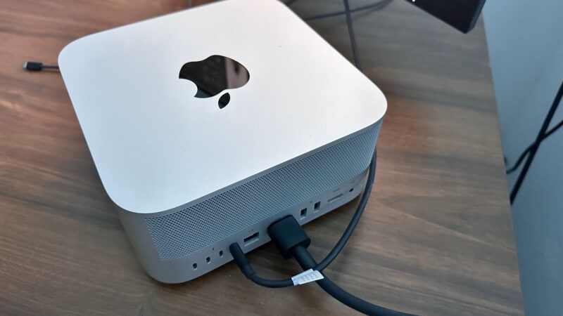 Apple Mac Studio M2 Max.
