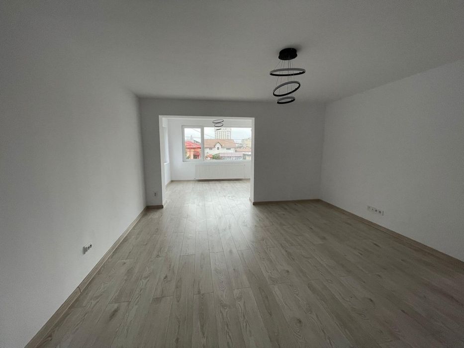 Vand apartament decomandat 3 camere cu 2 locuri de parcare