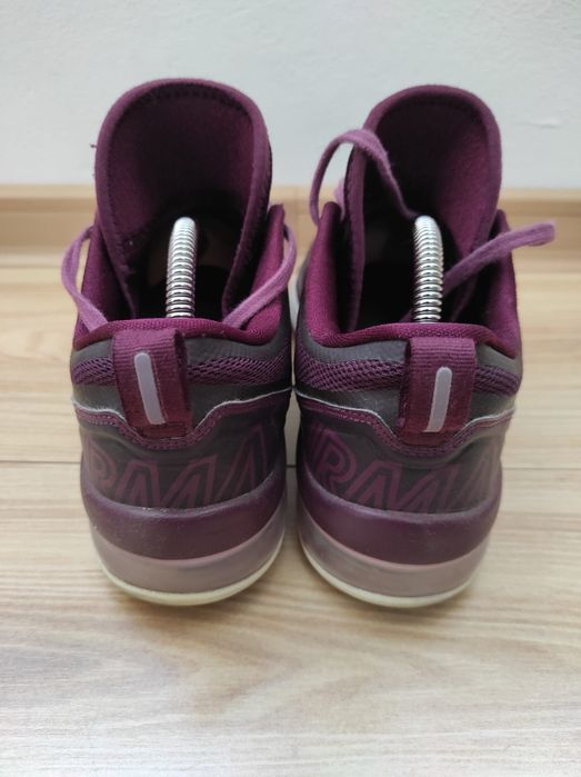 Adidas dama Nike air max    38.5