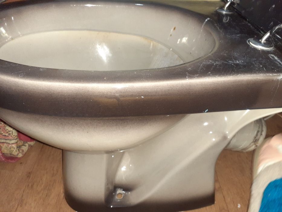 Унитаз в хорошем состоянии.