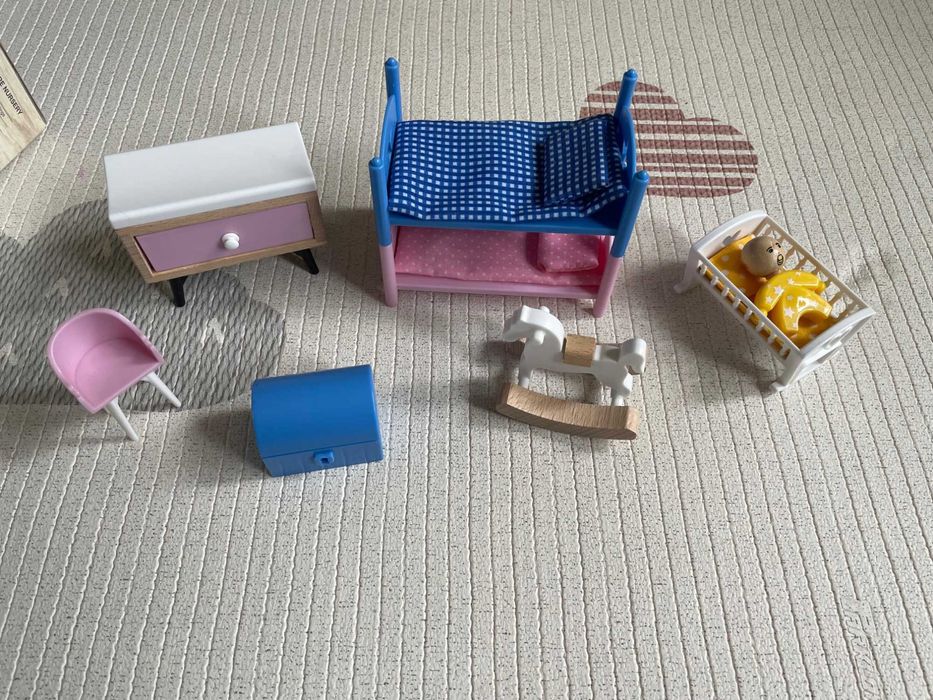 Детска дървена къща за кукли с мебели