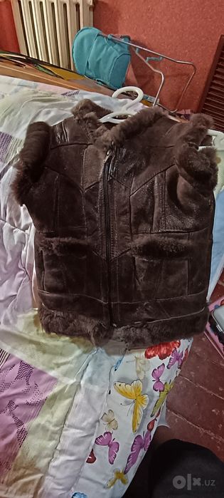 Продам безрукавку и шлепки.