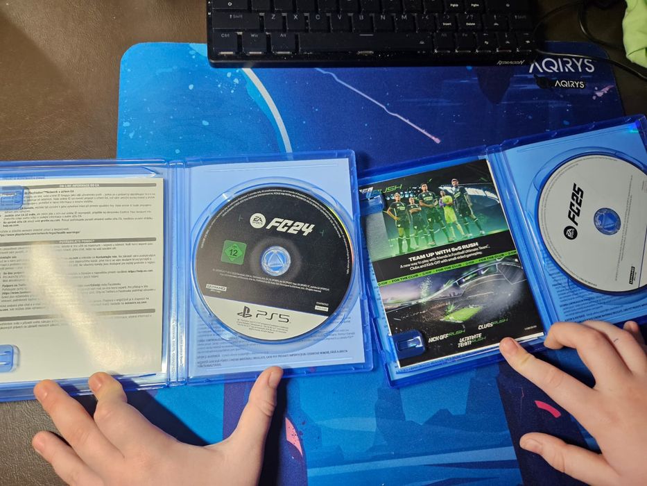 Consola  PlayStation 5 Slim, 825 GB, folosit foarte puțin, o maneta, casti negre gaming  Aquiris cu leduri , 2 jocuri FC 24 & FC 25leduri