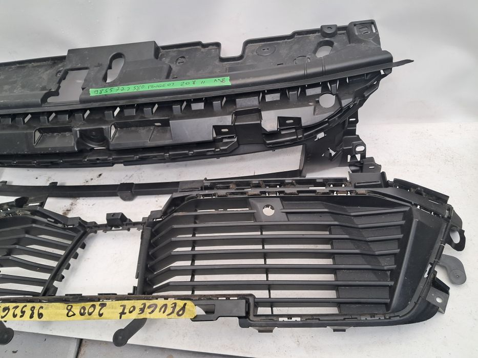 Решетка в броня  предна лайсна броня Peugeot 2008 Peugeot 208