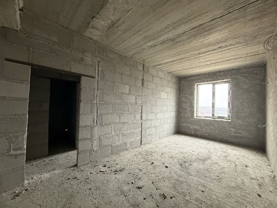 Навоийда квартира сотилади.