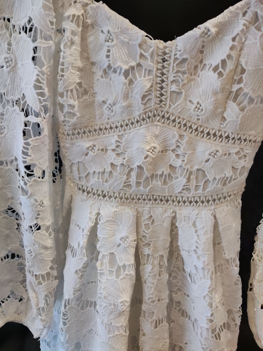Бяла дантелена рокля