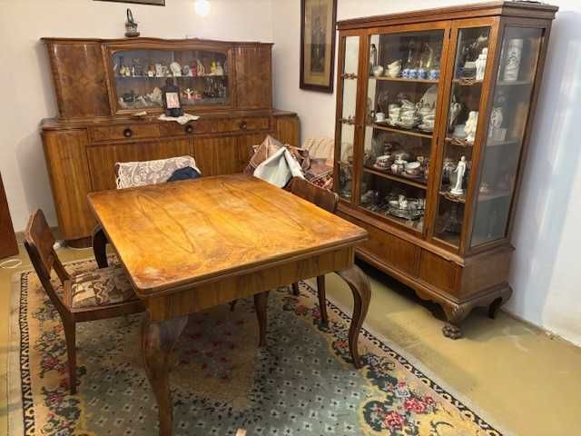 Mobilă veche din lemn de nuc din Perioada interbelică