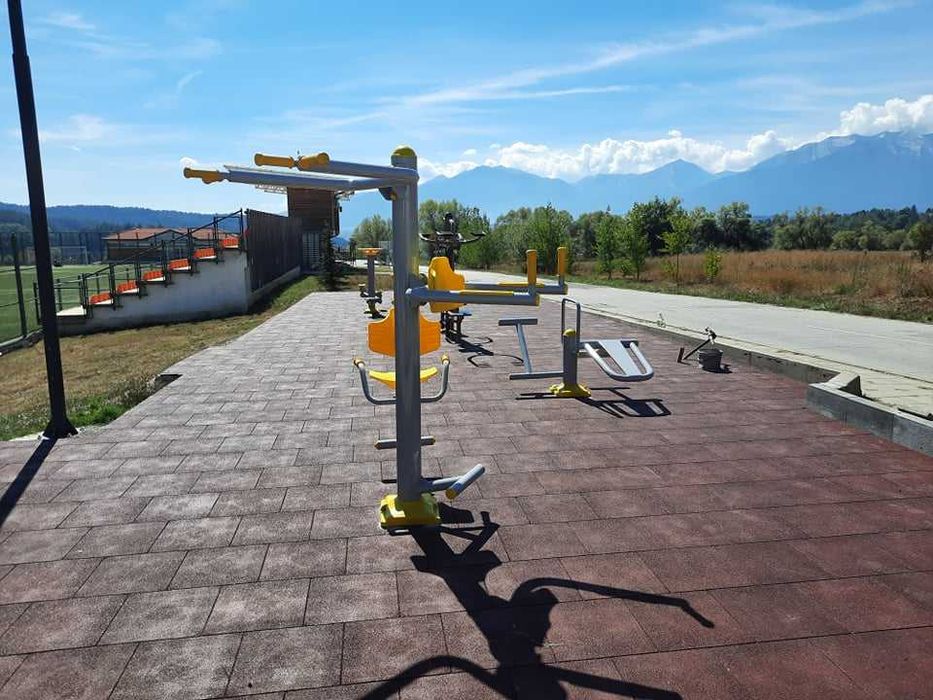 Фитнес площадки и спортни уреди на открито