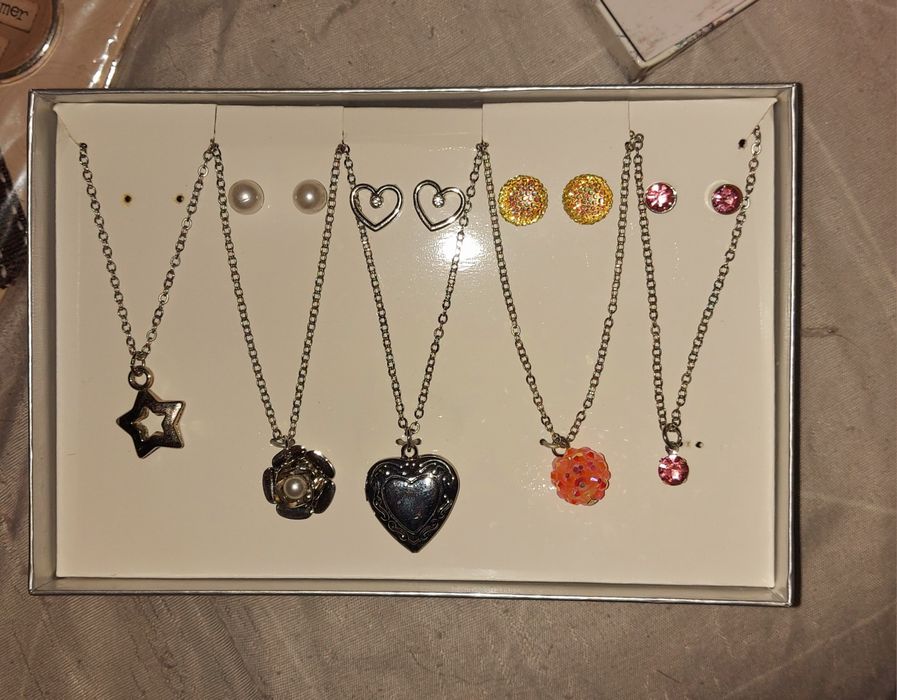 Кутия с бижута-колиета и обеци