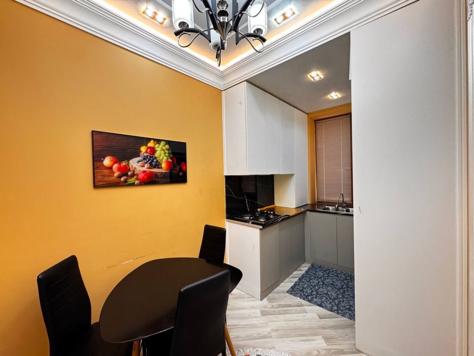 2 xonali kvartira sotiladi. 1 - qavatda. Vokzal Qizil domda