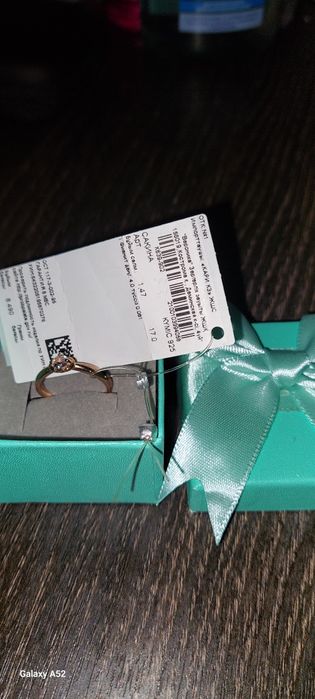 Кольцо с фианитом с биркой.