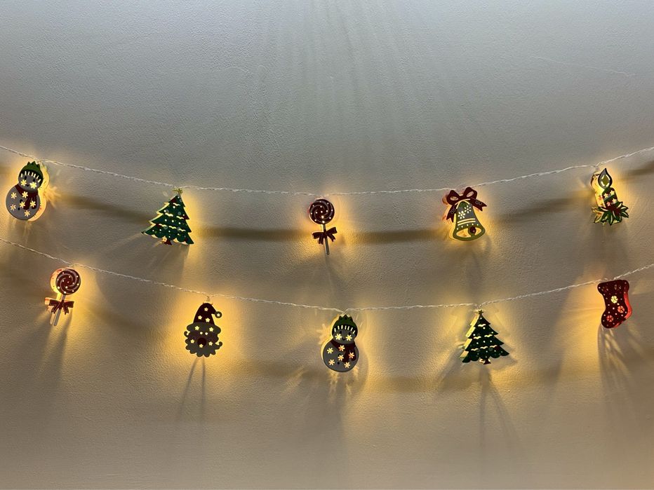 Новогодняя LED-гирлянда с игрушками