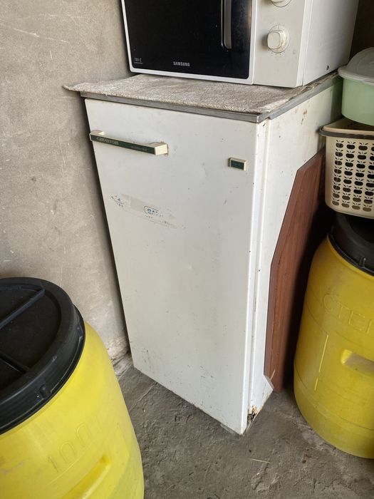 Holodilnik, gaz plita sotiladi