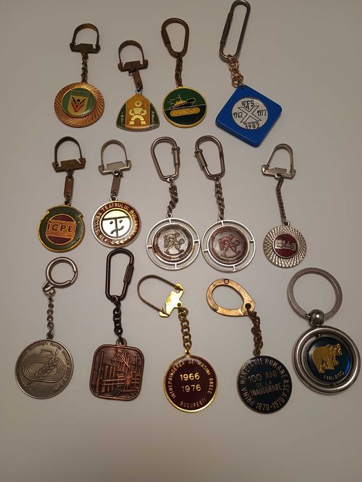 Vand brelocuri anii 80, sport, industrie, turism, auto! preturi dif !!