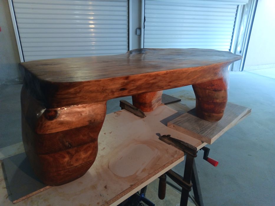 Ръчно изработена маса от три вида дърво