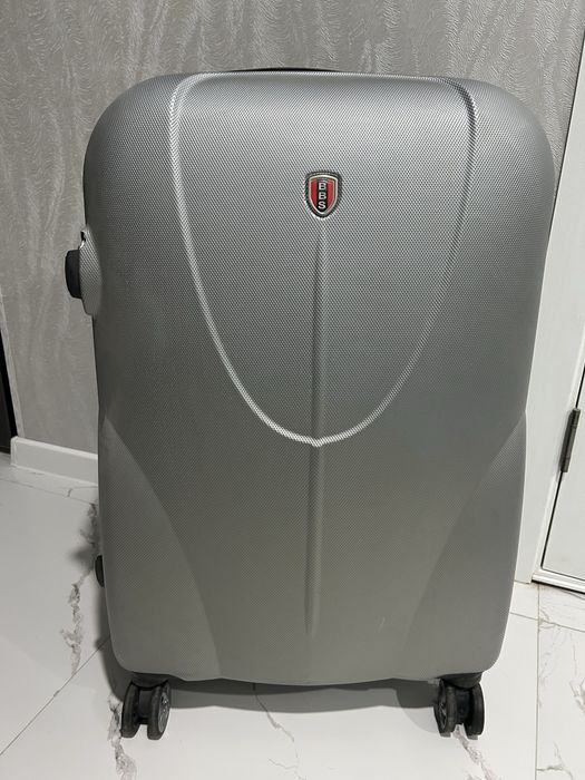 Продам  серого цвета чемодан