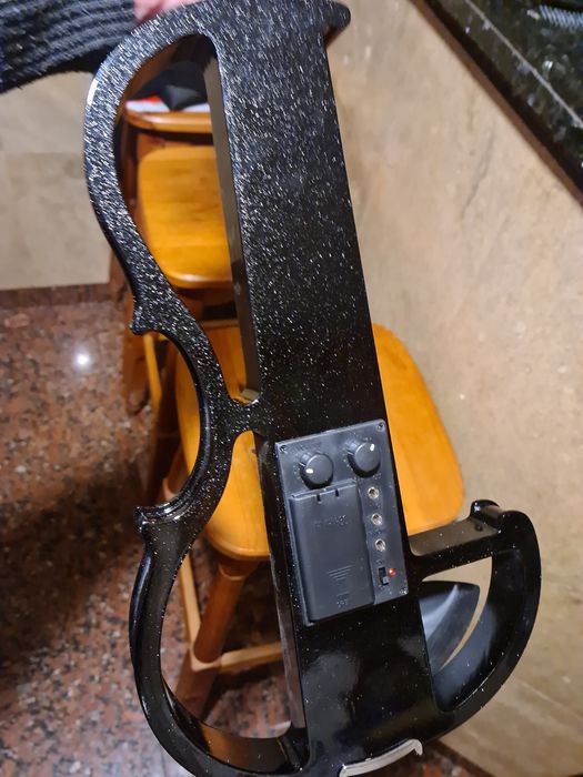 Продавам електрическа цигулка