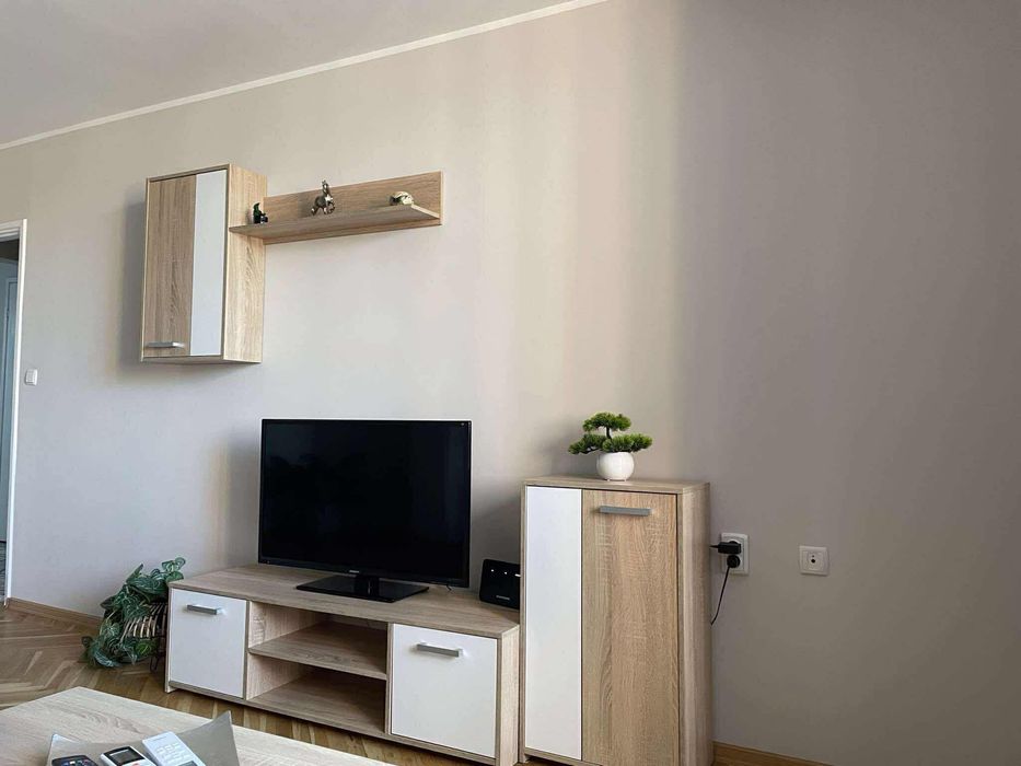 Тристаен обзаведен център