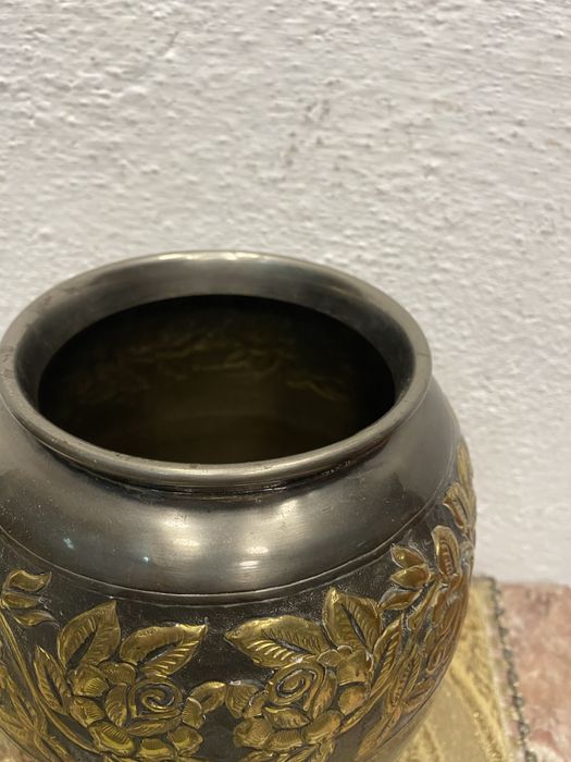 Голяма английска посребрена ваза с релефни елементи от месинг