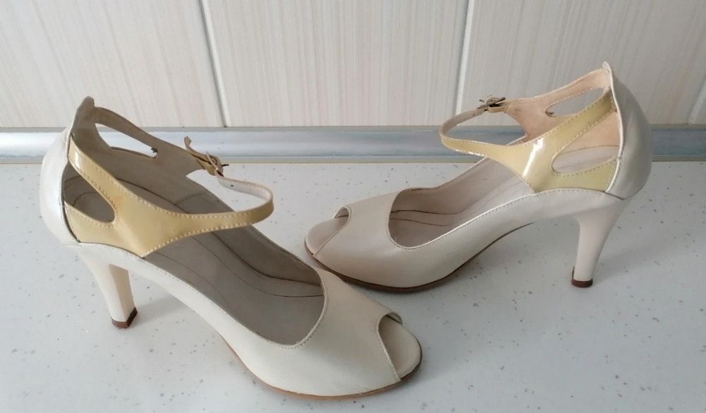 Pantofi piele mărimea 35 cu interiorul de 22.5 cm