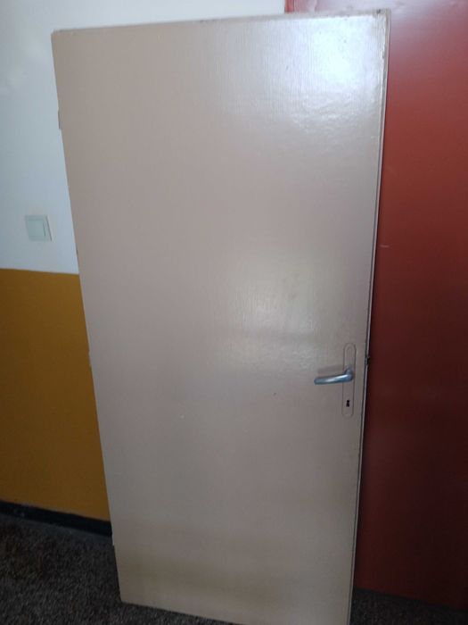 Интериорна плътна врата в много добро състояние.