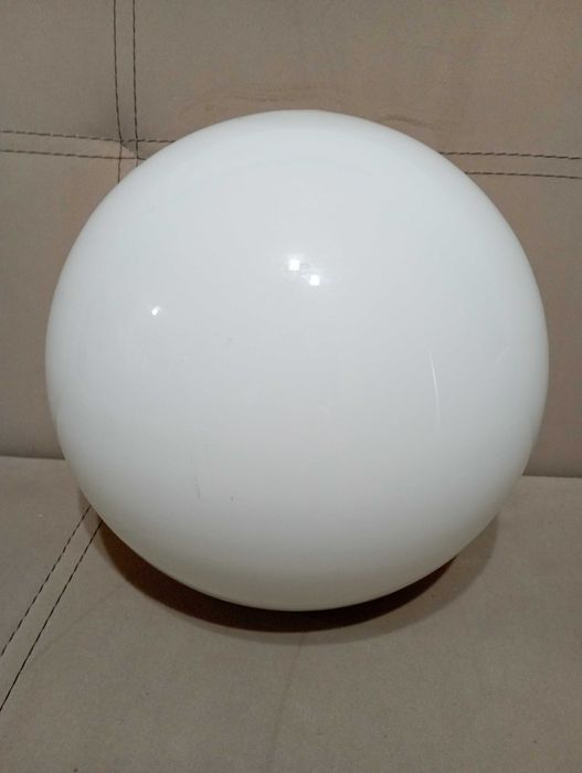 Много голяма стъклена сфера - глобус за лампа или полилей