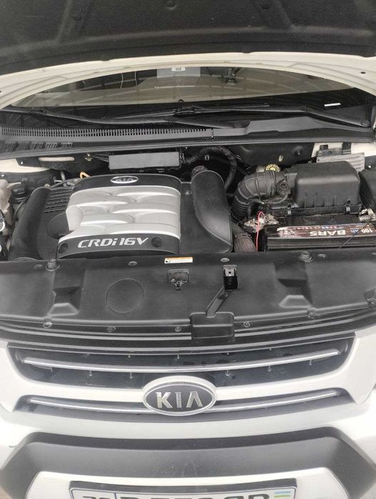 Kia carnival 2006 rangi oq srochna sotamiz abmen ham bor GM