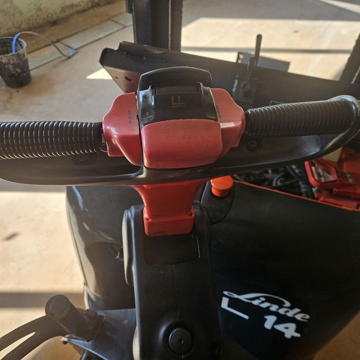 Електрическа палетна количка-стакер LINDE L14