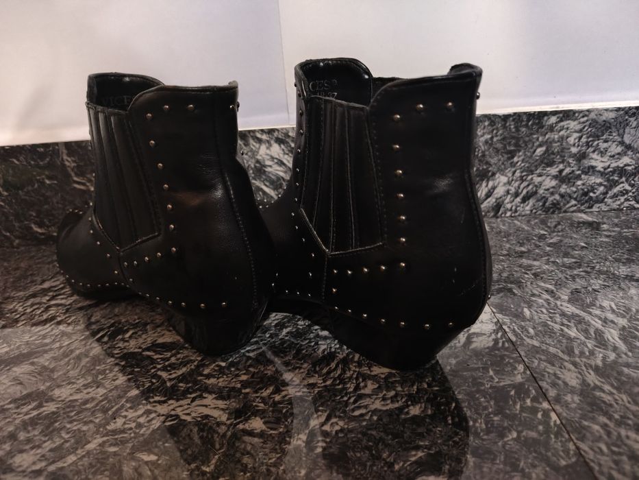 Vând ciocate negre cu ținte albe