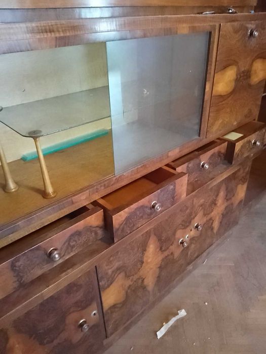 Масивен дървен бюфет в ретро стил