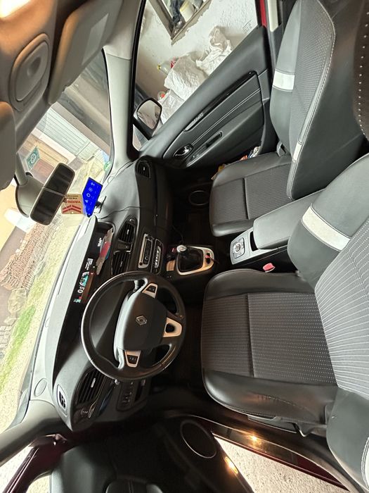 Vând sau schimb Renault Scenic 3, 1.6dCI, 130CP, 2012 cu o mașină pe benzină an 2015+