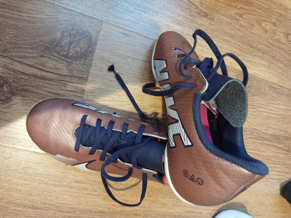 Футболни обувки и стоножки