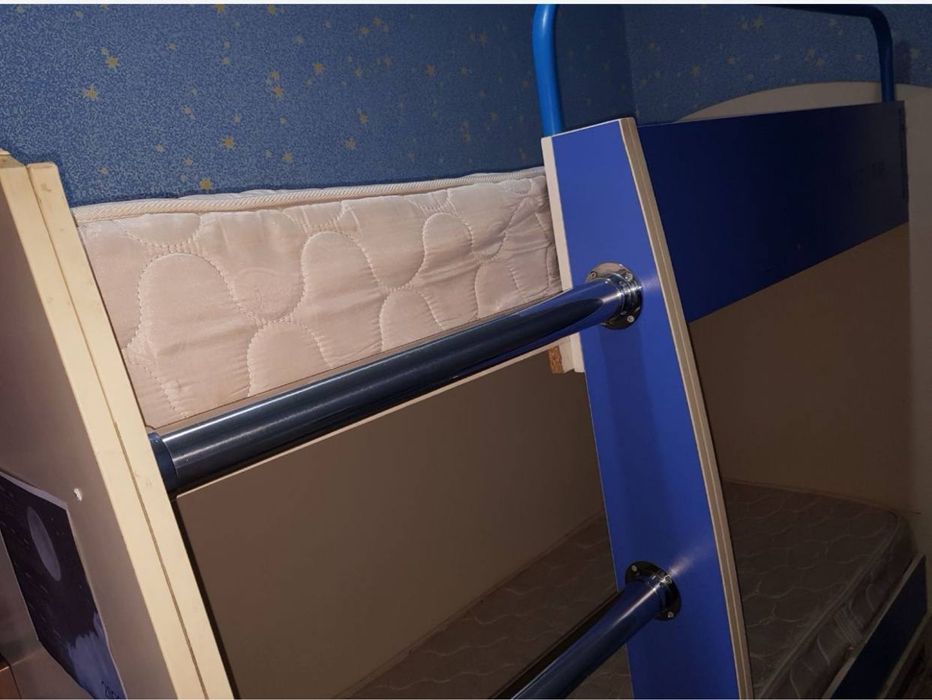 Двухэтажный кроват