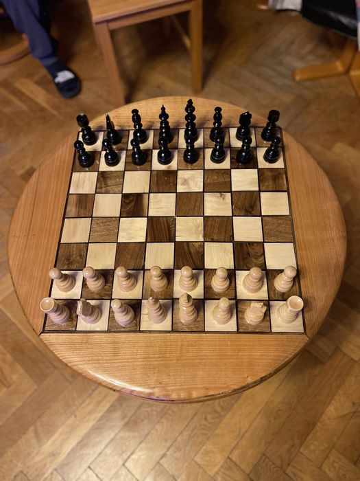 Măsuță de cafea cu tablă de șah integrată din lemn masiv